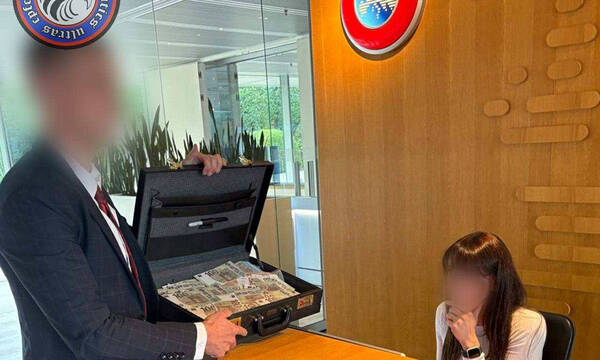Οι οπαδοί της Κρίσταλ Πάλας έκαναν «ντου» στα γραφεία της UEFA! – Είχαν βαλίτσα με πλαστά χρήματα