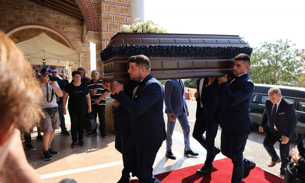 Tο τελευταίο αντίο στον Δημήτρη Ζαρζαβατσίδη - Απαρηγόρητη η Βούλα Πατουλίδου