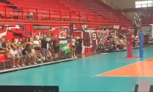 Εμφανίστηκαν Παλαιστινιακές σημαίες σε φιλικό αγώνα βόλεϊ Ελλάδας – Ισραήλ