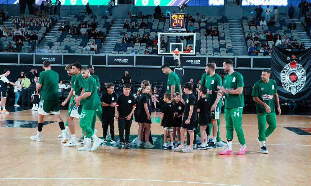 Η είσοδος του Παναθηναϊκού με τον ύμνο του "τριφυλλιού" 