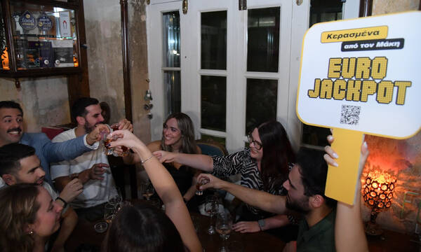 Μάκης κερνάει όλοι πίνουν