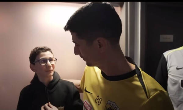 AEK: Ο μικρός Μιχαήλ συνάντησε τους παίκτης της «Ένωσης» στα Σπάτα (βίντεο)