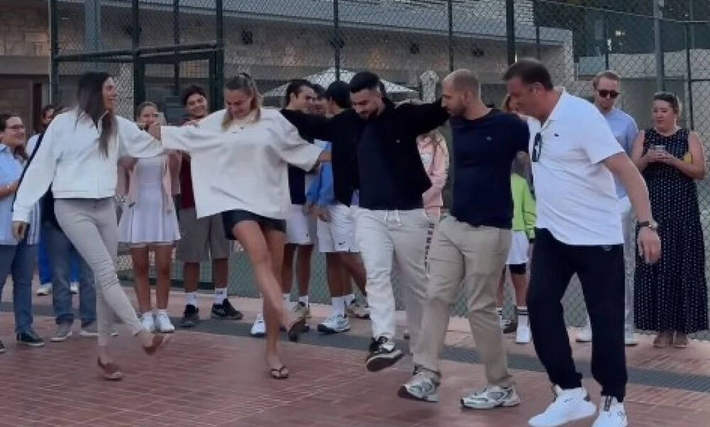 Η Αρίνα Σαμπαλένκα μαθαίνει συρτάκι