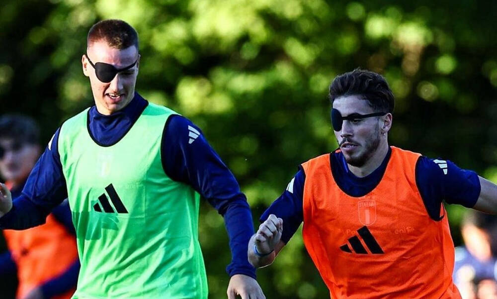 Τρομερό - Προπονητής «αναγκάζει» τους παίκτες να προπονούνται με το ένα μάτι κλειστό