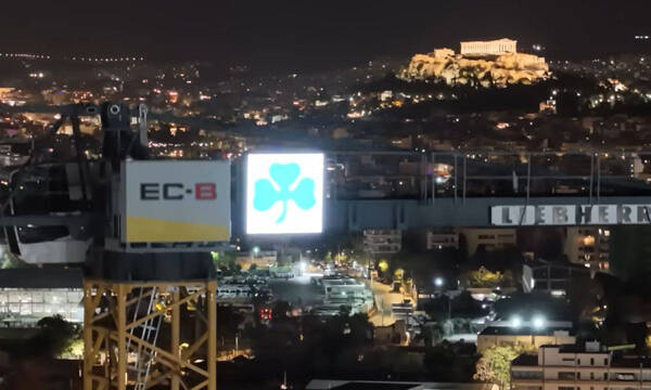 Παναθηναϊκός: Νυχτερινά πλάνα αποκαλύπτουν πώς το «στολίδι» των «πράσινων» αγκαλιάζει την Ακρόπολη
