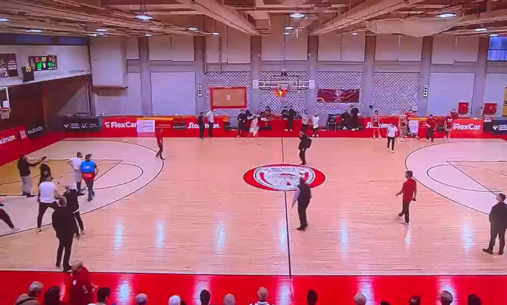 Ολυμπιακός - Παναθηναϊκός: «Ντου» οπαδών στο ΣΕΦ - Έφυγε τρέχοντας η Χατζηλεοντή, άφαντη η αστυνομία