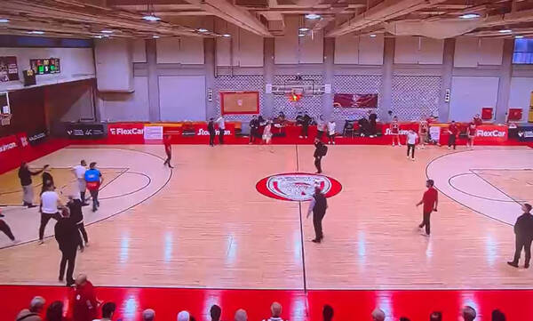 Ολυμπιακός - Παναθηναϊκός: «Ντου» οπαδών στο ΣΕΦ - Έφυγε τρέχοντας η Χατζηλεοντή, άφαντη η αστυνομία