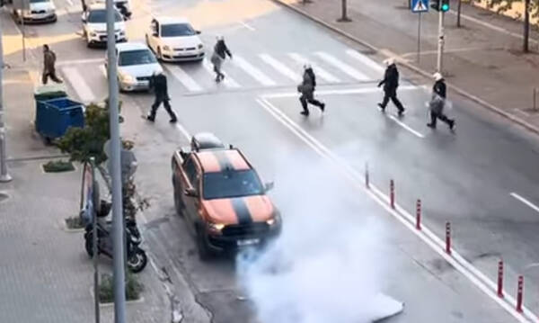 Ένταση και επεισόδια πριν την έναρξη της δίκης για τη δολοφονία του Άλκη Καμπανού - Βίντεο