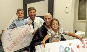 Συγκινητικές στιγμές: Ο Πολονάρα επέστρεψε στο σπίτι του, τον καλωσόρισαν τα παιδιά του (βίντεο)