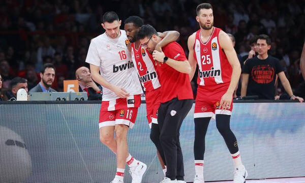 ΣΟΚ με Έβανς: Τραυματίστηκε, αποχώρησε υποβασταζόμενος και πήγε στο νοσοκομείο για εξετάσεις