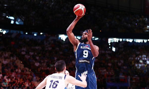 Γλίστρησε, χτύπησε το κεφάλι του και χάνει το ματς με τον Ολυμπιακό ο Νίμπο