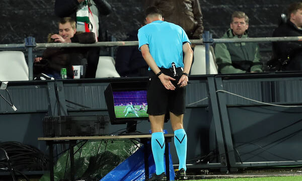 Αλλάζουν τα πάντα στο ποδόσφαιρο: Δύο διαιτητές, τέλος οι βοηθοί, περισσότερες αρμοδιότητες στο VAR 