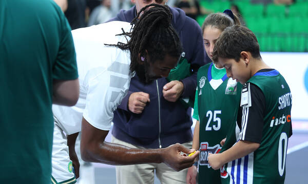   Παναθηναϊκός AKTOR - Aρης: Οι οικογένειες στο σπίτι τους