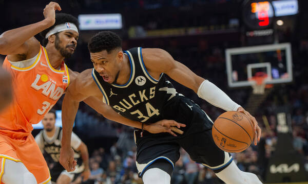 NBA: Συναγερμός στους Μπακς - Αποχώρησε τραυματίας ο Αντετοκούνμπο - Ήττα από Καβαλίερς