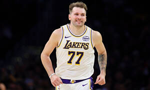 Ο Λούκα Ντόντσιτς το έκανε ξανά: Το «έσταξε» από τη… μία μπασκέτα στην άλλη - Δείτε βίντεο