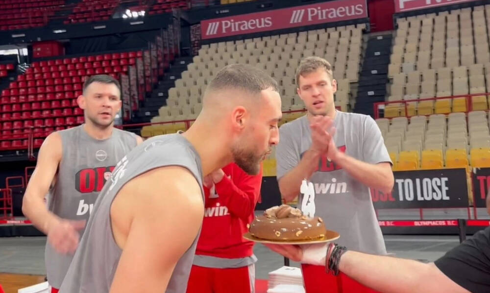 Ολυμπιακός: Τούρτα - έκπληξη στον Νετζήπογλου 