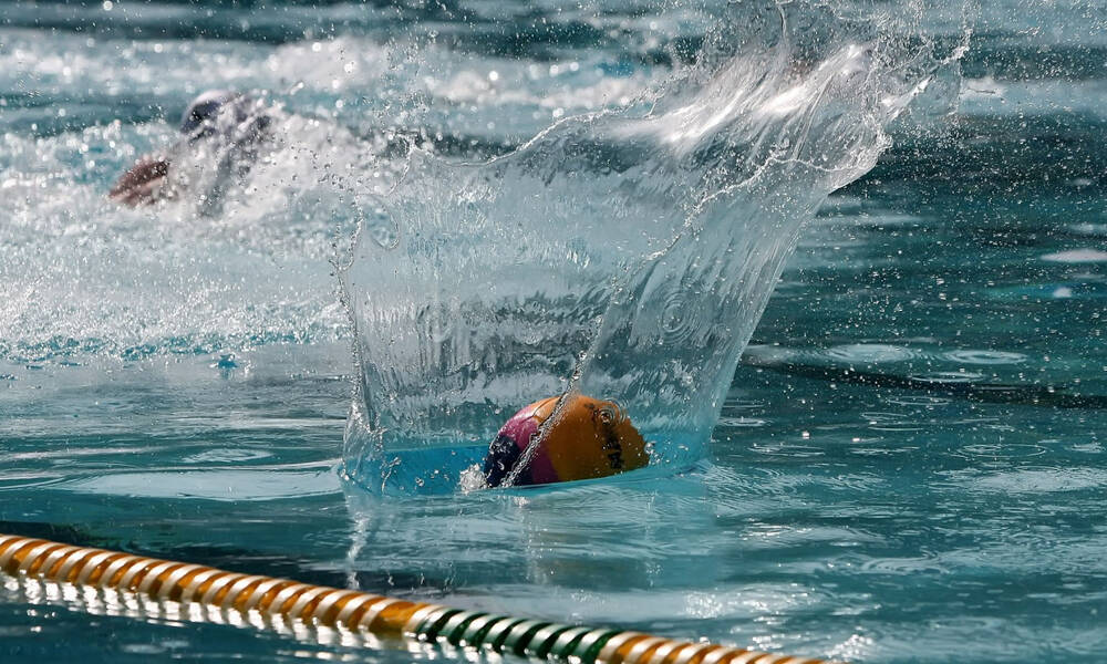 Πρωτοφανές επεισόδιο σε αγώνα πόλο στην Πάτρα: Έσπασε τη μύτη αντιπάλου και του έβαλαν χειροπέδες