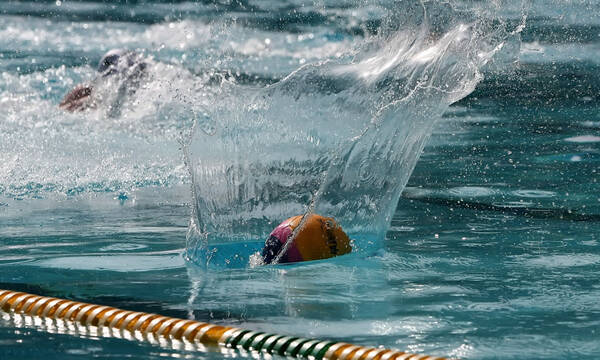 Πρωτοφανές επεισόδιο σε αγώνα πόλο στην Πάτρα: Έσπασε τη μύτη αντιπάλου και του έβαλαν χειροπέδες