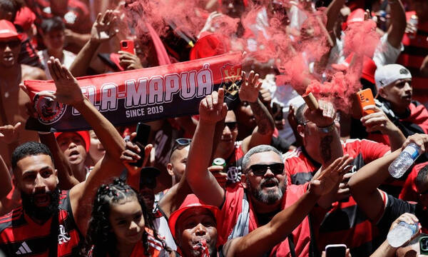 Εντυπωσιακό βίντεο από το Ρίο Ντε Τζανέιρο: Εκατοντάδες βεγγαλικά φώτισαν την πόλη για την Φλαμένγκο