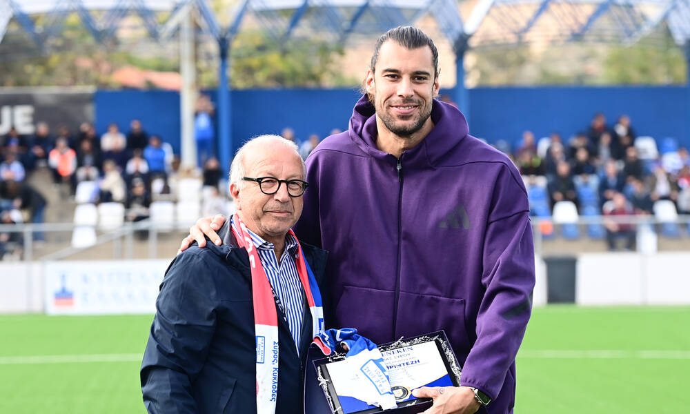 Ελλάς Σύρου - Ολυμπιακός: Βραβεύτηκε ο Γιώργος Πρίντεζης από τους νησιώτες