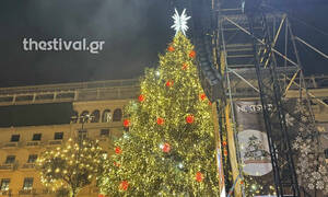 «Μύρισε» Χριστούγεννα στη Θεσσαλονίκη - Φωταγωγήθηκε το χριστουγεννιάτικο δέντρο - Βίντεο