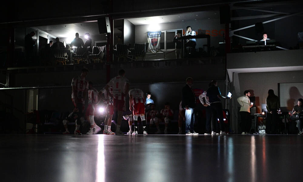 League Cup: Έπεσε… μαύρο στο «Ανδρέας Βαρίκας» - Προσωρινή διακοπή στον τελικό ΠΑΟΚ - Ολυμπιακός