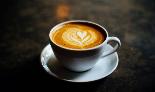 Τέσσερις τροφές που πρέπει να αποφεύγετε να τρώτε μαζί με τον καφέ