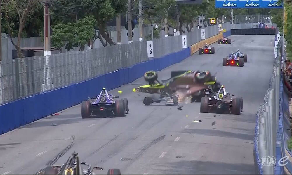 Τρομακτικό ατύχημα στη Formula E: Το μονοθέσιο του Μαρτί εκτοξεύθηκε στον αέρα! – Δείτε βίντεο