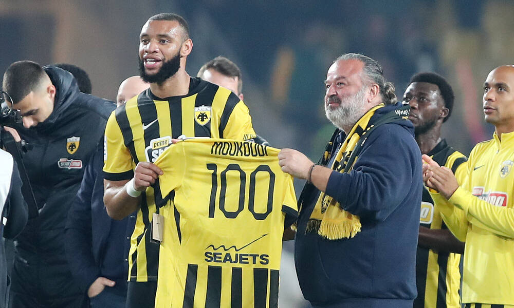 AEK: Η αποθέωση του «100άρη» Μουκουντί – Ο Ηλιόπουλος του έδωσε αναμνηστική φανέλα (βίντεο)