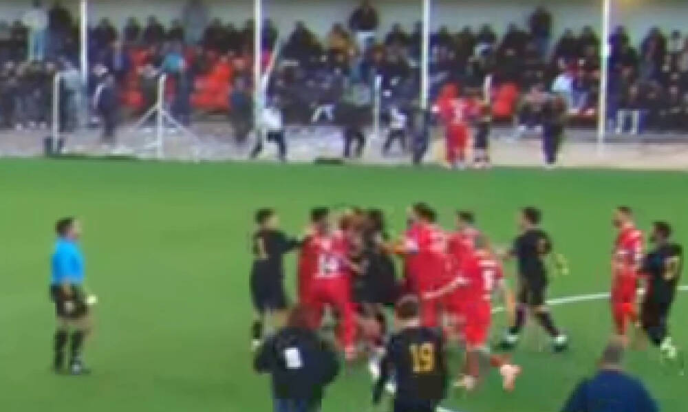 Σοβαρά επεισόδια στο Χερσόνησος – Εργοτέλης: «Ξύλο» και κουτουλιά Κώτσιου σε αντίπαλο (βίντεο)