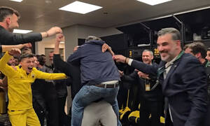 Έκσταση στα αποδυτήρια της ΑΕΚ: Αποθέωση για «Super Mario» Ηλιόπουλο και 500.000 ευρώ πριμ!