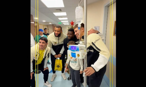 ΑΕΚ: Οι «κιτρινόμαυροι» μοίρασαν δώρα και χαμόγελα - Επισκέφθηκαν το Ιατρικό Αθηνών