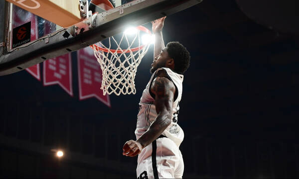 Μπάσιμο από Ντουμπάι για Τζόουνς