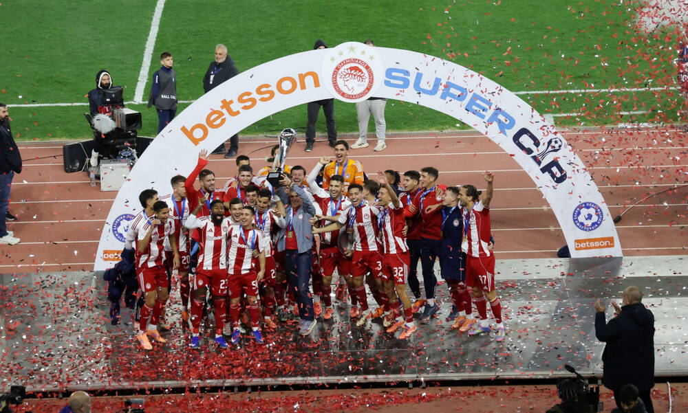 Super Cup: Η απονομή του τροπαίου στον Ολυμπιακό