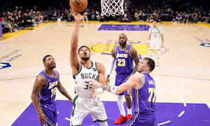 Γιάννης Αντετοκούνμπο: Οι άμυνές του στον ΛεΜπρον έφεραν τον θρίαμβο των Μπακς επί των Λέικερς