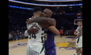 Αντετοκούνμπο: Πήρε φανέλα του ΛεΜπρον – «Ποτέ δεν ξέρεις αν θα είναι το τελευταίο μεταξύ μας ματς»