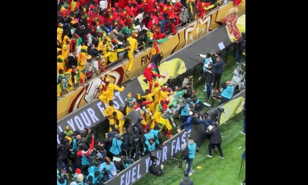 Τελικός Κόπα Άφρικα: Άγρια επεισόδια στις εξέδρες κατά τη διακοπή - Όσα δεν έδειξαν οι κάμερες