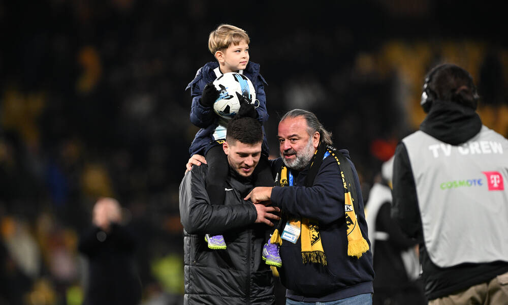 AEK – Παναθηναϊκός: Το standing ovation στον Γιόβιτς κι η αγκαλιά με τον Ηλιόπουλο (βίντεο)