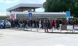 Ντου οπαδών στην προπόνηση της Μπενφίκα του Μουρίνιο και του Παυλίδη