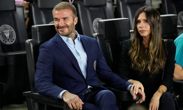 Βικτόρια και Ντέιβιντ Μπέκαμ πιασμένοι χέρι-χέρι στην Εβδομάδα Μόδας του Παρισιού