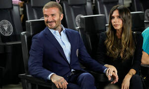 Βικτόρια και Ντέιβιντ Μπέκαμ πιασμένοι χέρι-χέρι στην Εβδομάδα Μόδας του Παρισιού