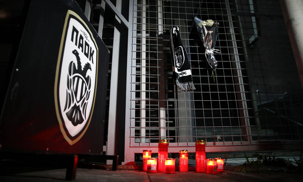 Συγκλονιστικές στιγμές στην Τούμπα: Λουλούδια, κεριά και κασκόλ για τους φιλάθλους του ΠΑΟΚ