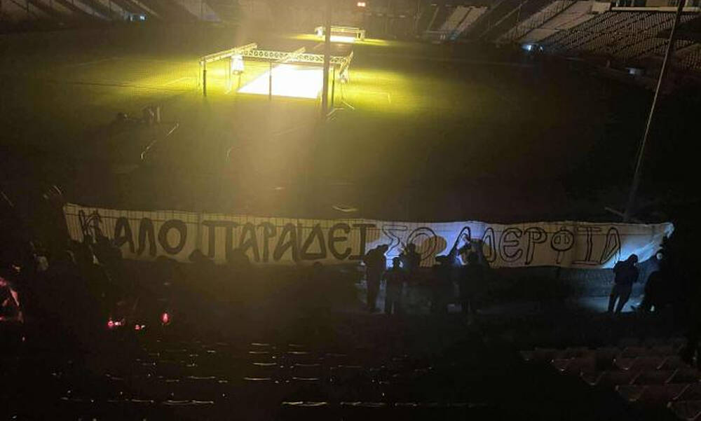 Θρήνος στην Τούμπα: Με πανό «Καλό παράδεισο, αδέρφια» μπήκαν στη Θύρα 4 οι οπαδοί του ΠΑΟΚ