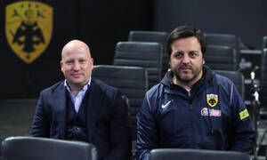 ΑΕΚ: Η ομάδα ποδοσφαίρου στο πλευρό των παικτών του Ντράγκαν Σάκοτα