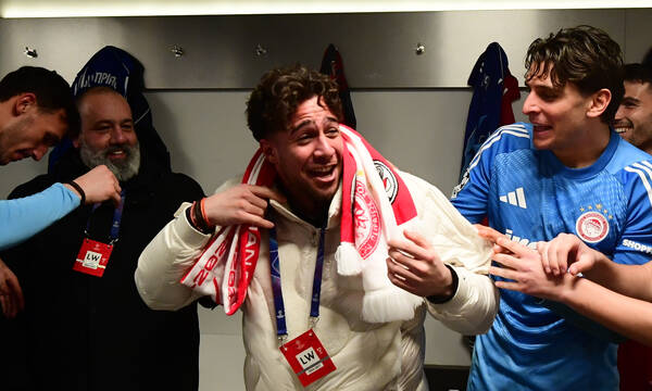 Άγιαξ - Ολυμπιακός: Στα «ερυθρόλευκα» αποδυτήρια ο Κωστούλας - Το πάρτι για την πρόκριση