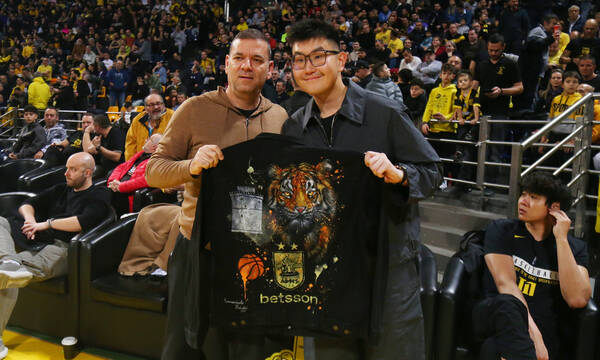 Παρών και ο Σιάο στο Παλέ 