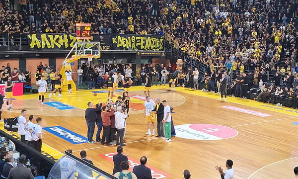 Μποχωρίδης και Σλούκας κράτησαν μαζί τη φανέλα με το «19» στη μνήμη του Άλκη Καμπανού