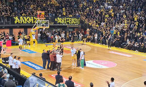 Μποχωρίδης και Σλούκας κράτησαν μαζί τη φανέλα με το «19» στη μνήμη του Άλκη Καμπανού