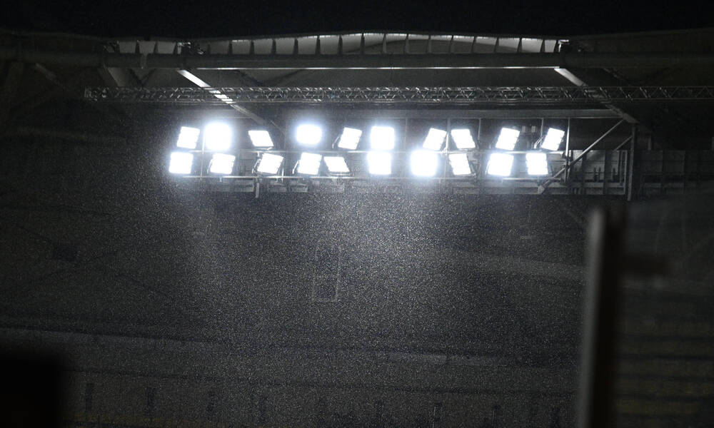 ΑΕΚ – Ολυμπιακός: «Άνοιξαν» οι ουρανοί στη Νέα Φιλαδέλφεια | Έντονη βροχόπτωση πριν τη σέντρα