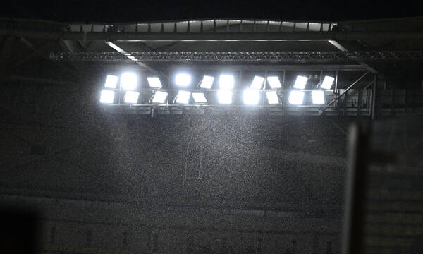 ΑΕΚ – Ολυμπιακός: «Άνοιξαν» οι ουρανοί στη Νέα Φιλαδέλφεια | Έντονη βροχόπτωση πριν τη σέντρα